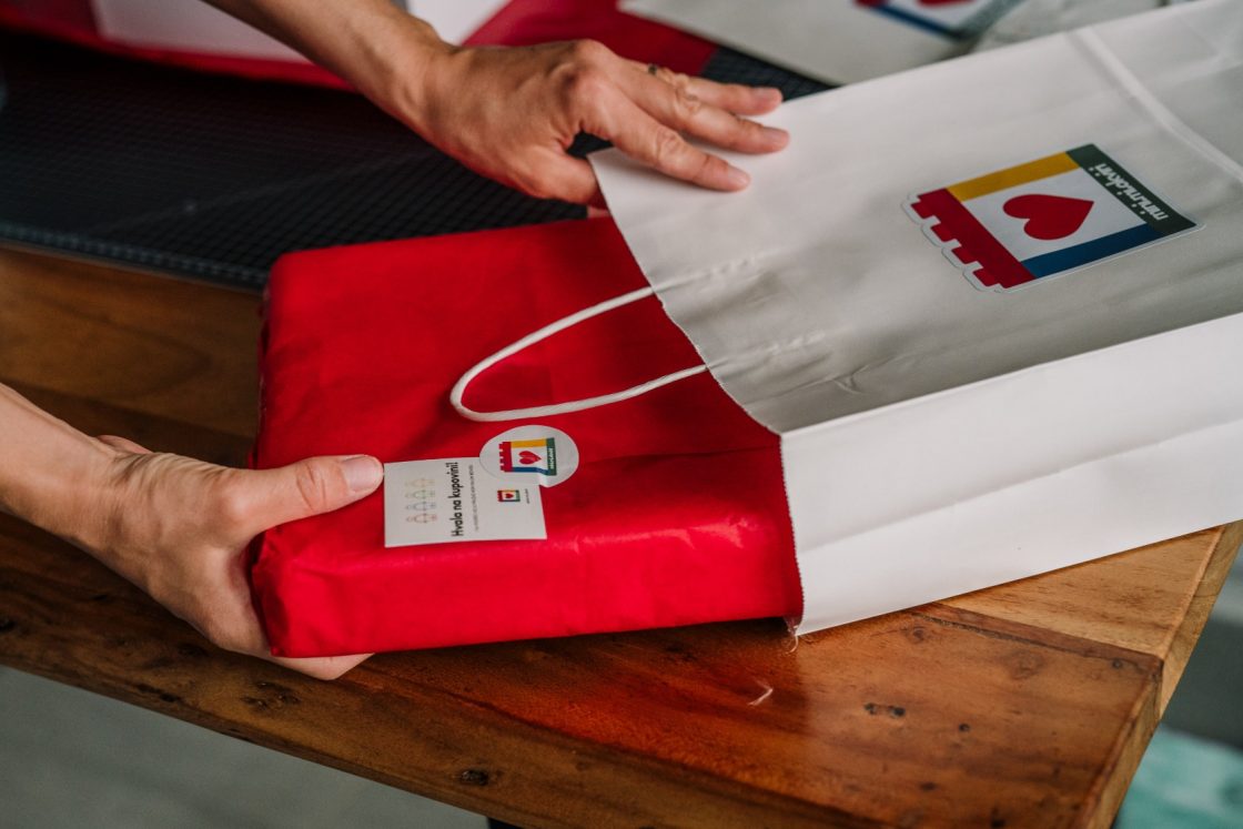 Zašto personalizirani pokloni uvijek pobijede (čak i kad kasniš s narudžbom)