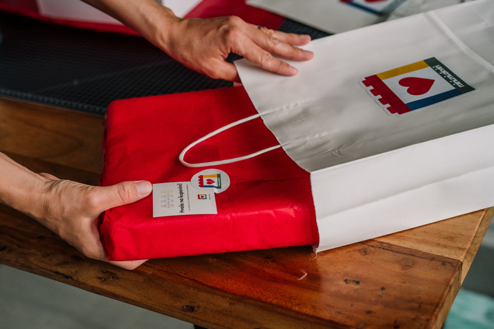 Zašto personalizirani pokloni uvijek pobijede (čak i kad kasniš s narudžbom)