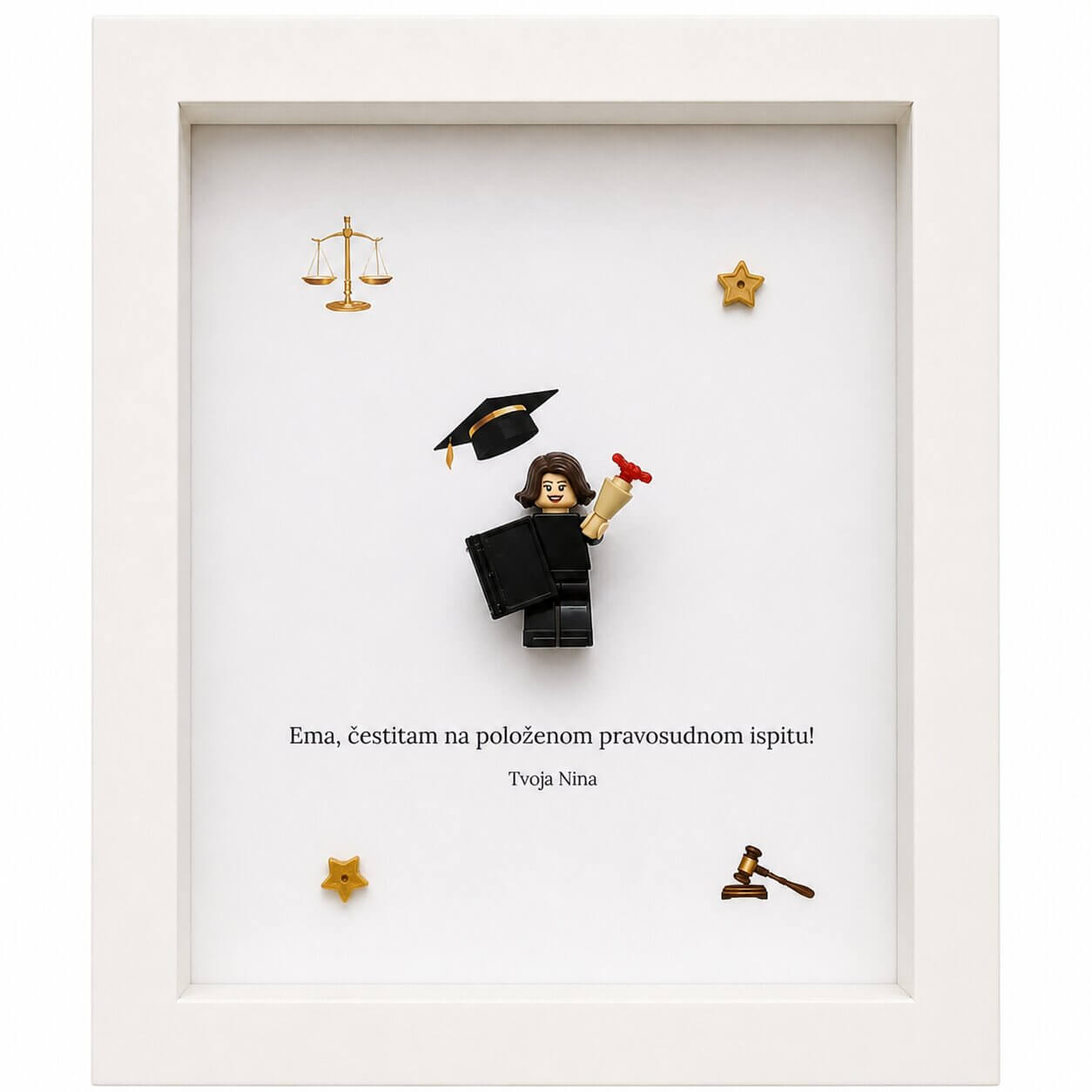 Personalizirani LEGO okvir za položen pravosudni ispit s figuricom pravnice, vagom pravde, sudačkim čekićem i akademskom kapom.