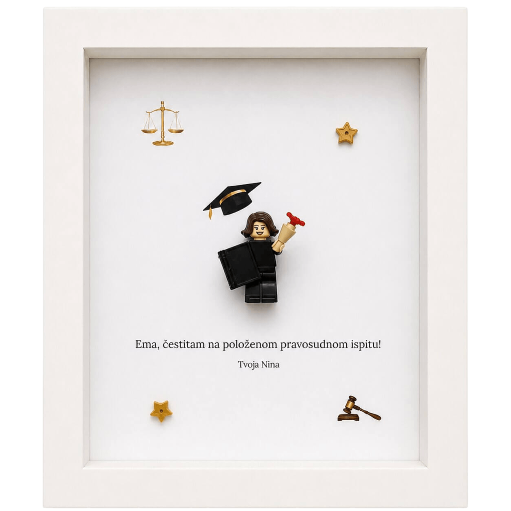 Personalizirani LEGO okvir za položen pravosudni ispit s figuricom pravnice, vagom pravde, sudačkim čekićem i akademskom kapom.