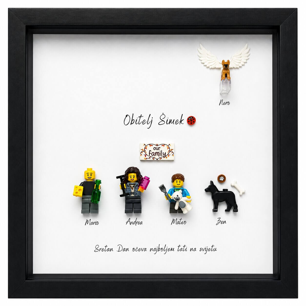 Personalizirani obiteljski LEGO okvir u crnom okviru s figuricama obitelji Šimek, psom i uspomenom na preminulog ljubimca s anđeoskim krilima.